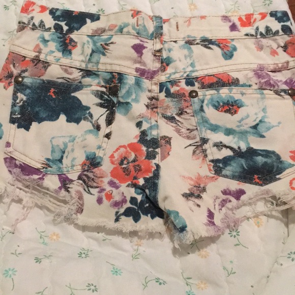 Floral print semi distressed Free People shorts - Picture 2 of 2